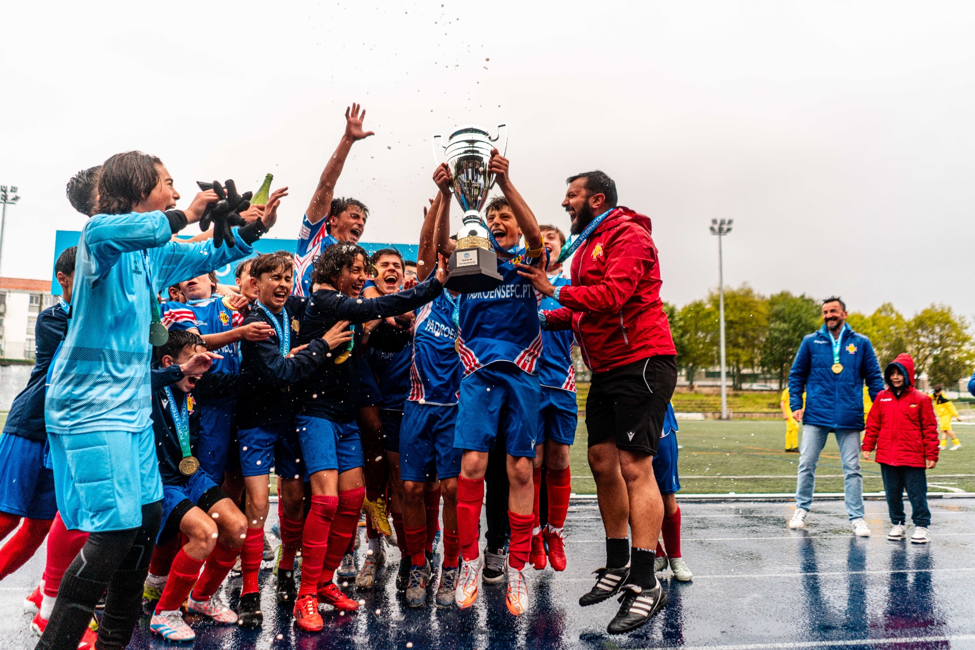 Champions lifting the Porto International Cup trophy